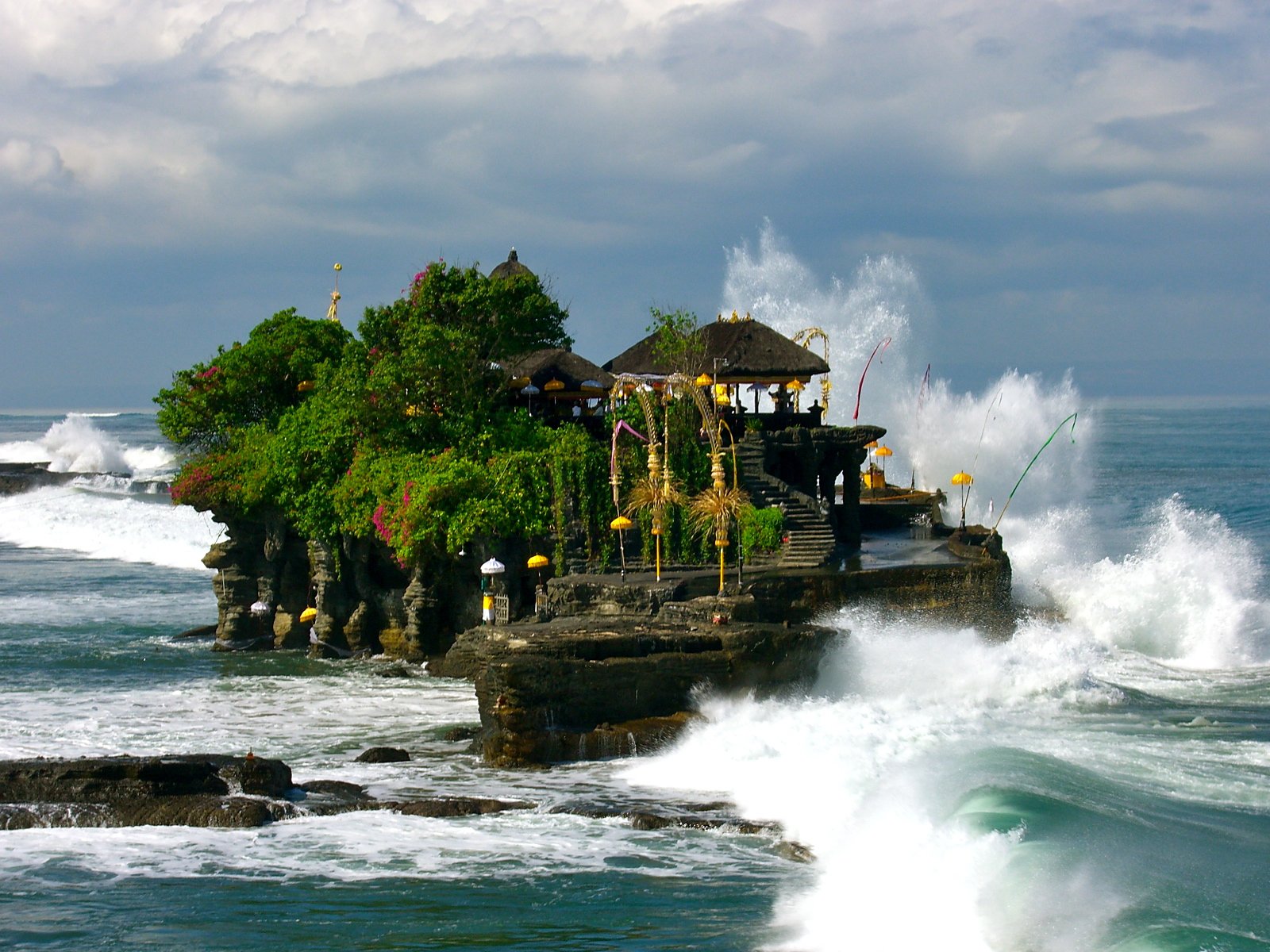 tanah lot.jpg