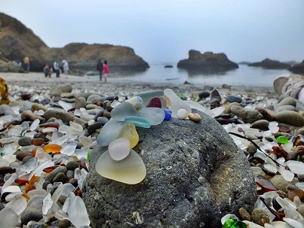 Glass-Beach-Tourists.jpg