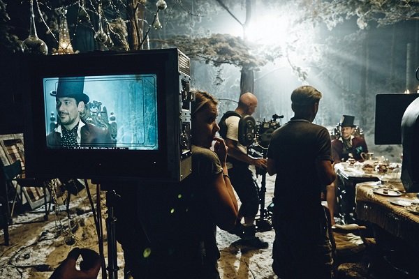 Mand-S-Christmas-6-Vogue-5Nov13-pr_b_1080x720