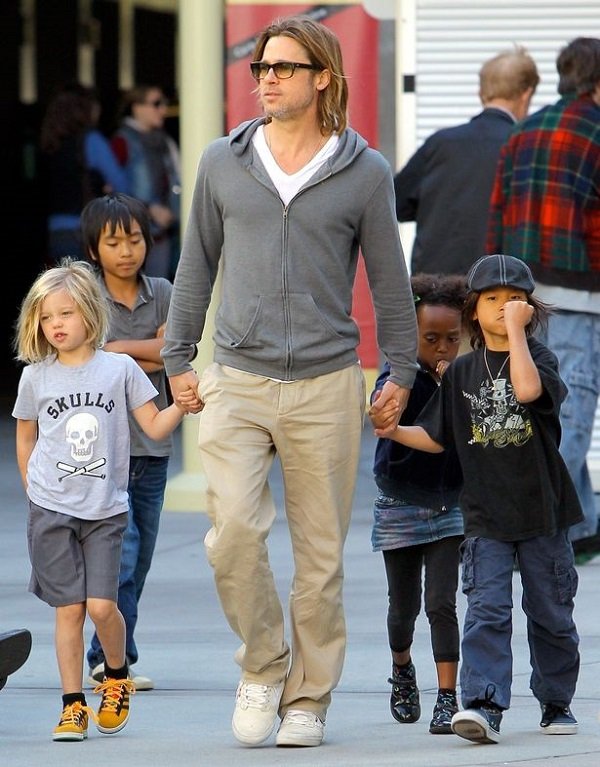 Brad Pitt takes the kids to the movies-160509